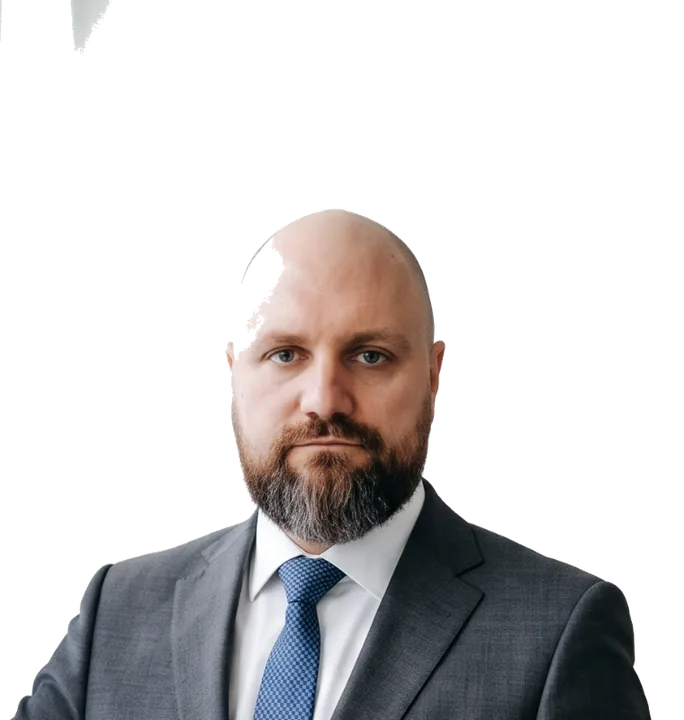 Mikołaj Maciejewski przy ekranie z wykresem wzrostu