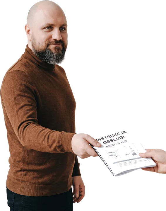 Mikołaj Maciejewski przekazuje instrukcję obsługi