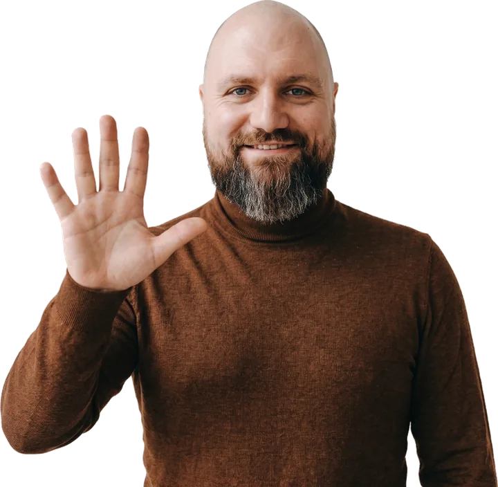 Mikołaj Maciejewski pokazuje pięć palców
